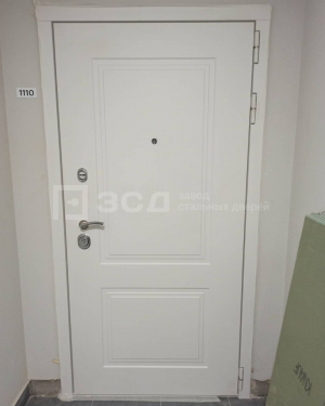 Белая дверь в стиле классика
