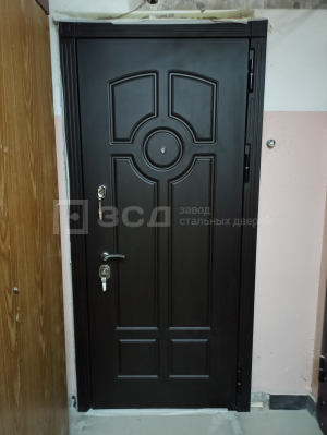 Изоляционная дверь с противосъемными штырями из гнутого профиля 860х1900 - фото