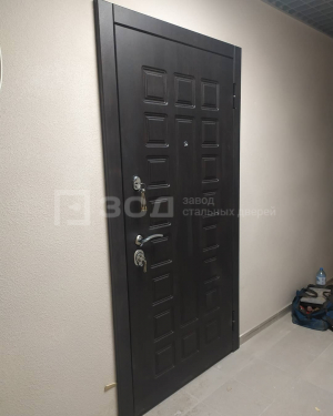 Черная дверь с пенополистиролом 4 класса взломостойкости с магнитным уплотнителем