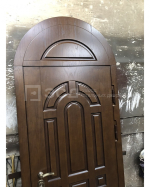 Стандартная входная арочная дверь коричневого цвета с рисунком - фото
